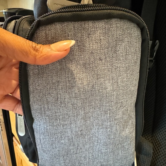 LIKE NEW EDDIE BAUER CASCADE BAG - Picture 10 of 15